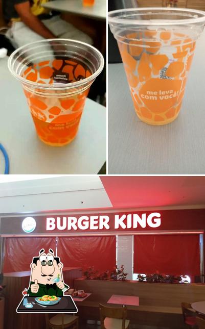 A imagem da comida e interior no Burger King