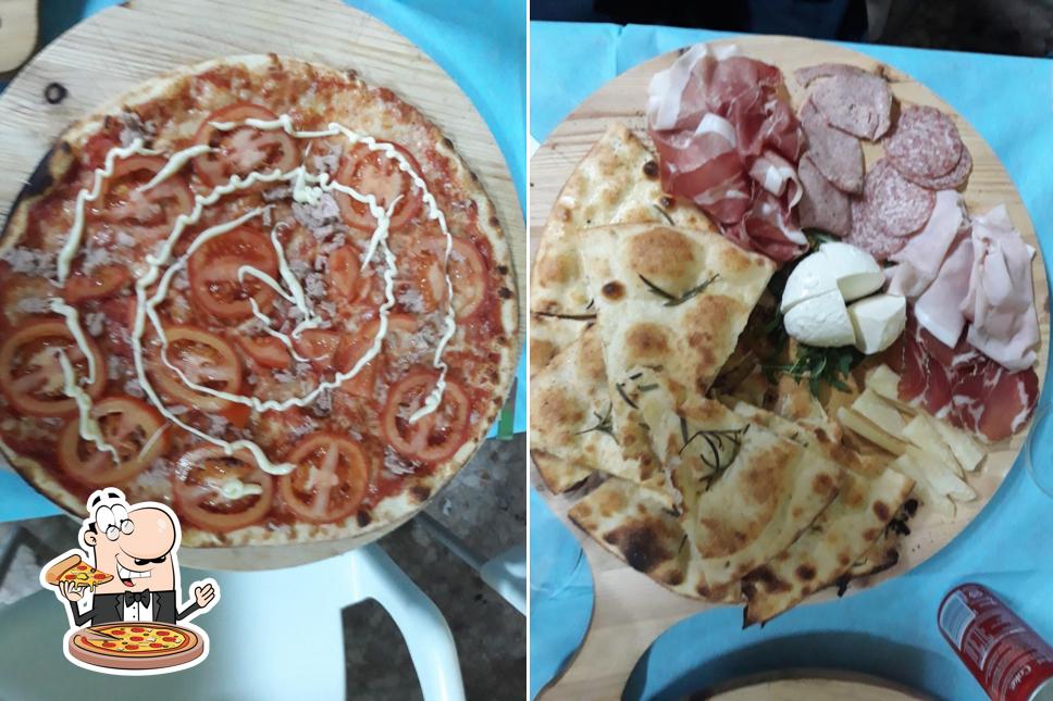 Scegli una pizza a Oasi Bar Riccioni Piscina Di Riccioni Ivano