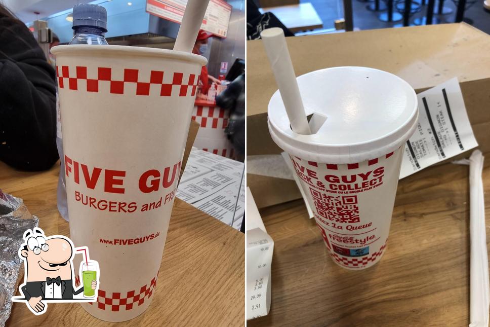 Five Guys Bayonne Bab2 sert une sélection de boissons