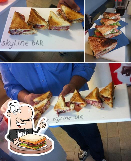 Probiert ein Sandwich bei Skyline Bar