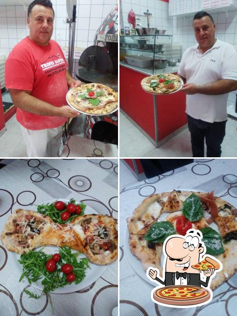 A Pizzeria Piccola Napoli, puoi prenderti una bella pizza