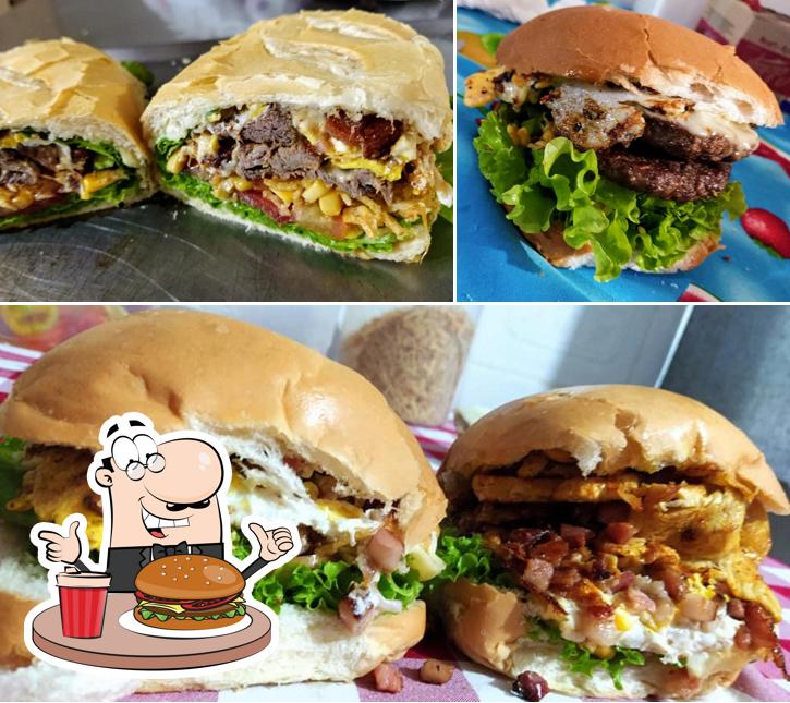 Delicie-se com um hambúrguer no Quinha Lanches