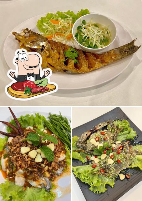 Отведайте мясные блюда в "ยืนยิ้ม ซีฟู้ด YuenYim Seafood"