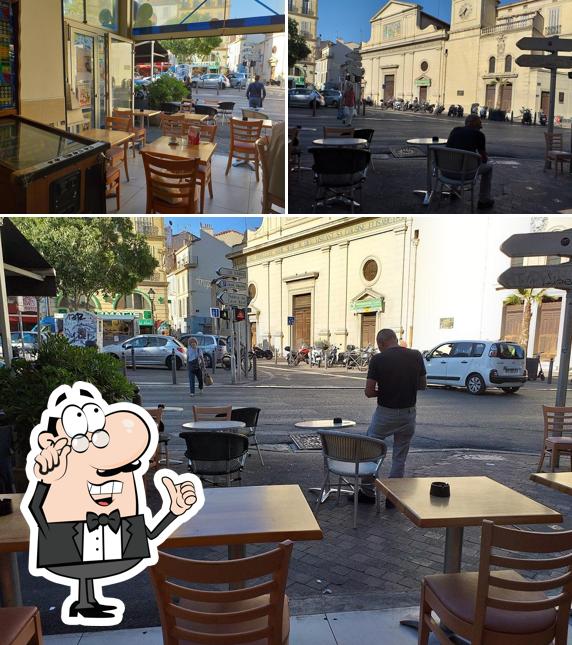 Parmi les diverses choses de la intérieur et la extérieur, une personne peut trouver sur Bar Tabac de la Place