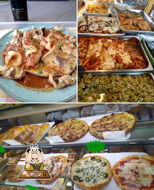Order pizza at Il Ghiottone-gastronomia-panificio