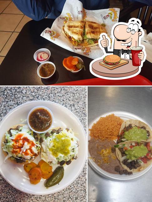 Prueba una hamburguesa en Abelardo's Mexican Food