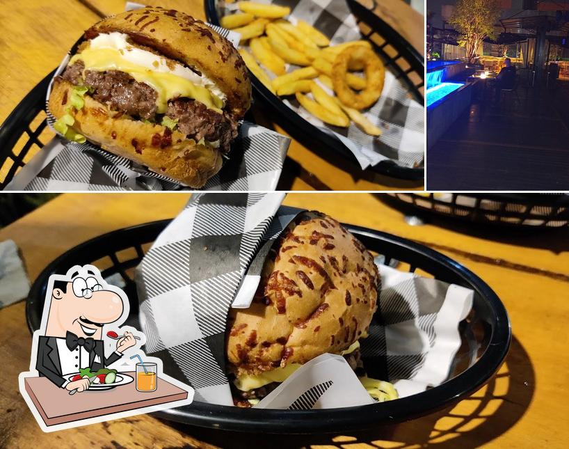 Entre diversos coisas, comida e exterior podem ser encontrados no Sul Da Ilha Burger