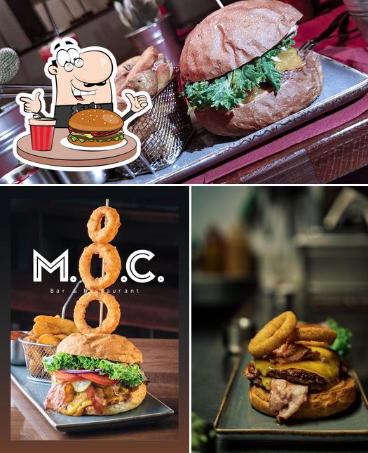 Probiert einen Burger bei M.o.c. Bar & Restaurant