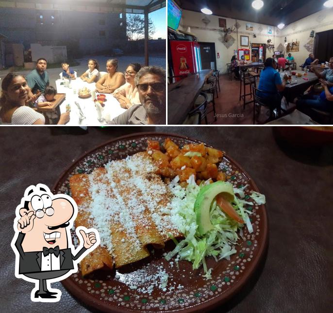 This is the picture showing interior and food at Cenaduria Aguascalientes