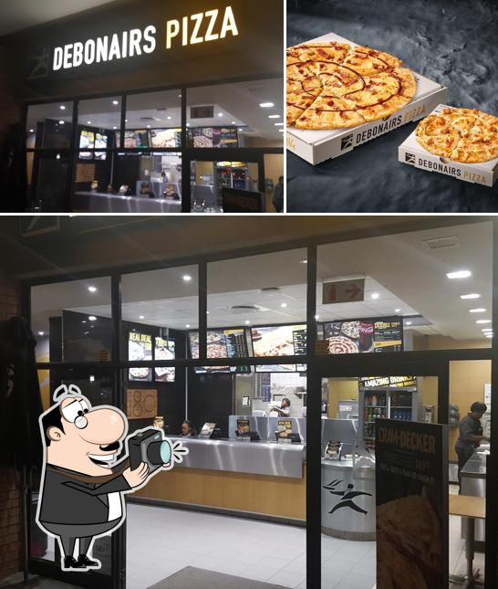 Regarder l'image de Debonairs Pizza