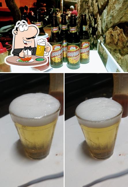 Desfute um copo de cerveja leve ou escura