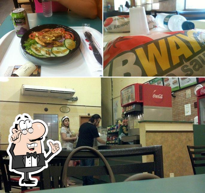 Entre diversos coisas, interior e mesa de jantar podem ser encontrados no Subway