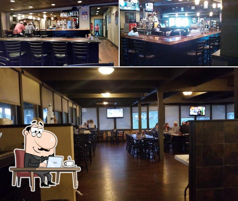 Los interior y barra de bar del restaurante
