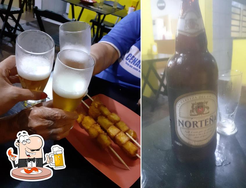 Desfute uma tulipa de cerveja leve ou escura