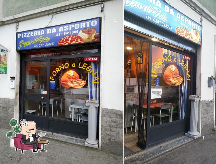 Gli interni di Pizza Al Volo pizzeria da asporto