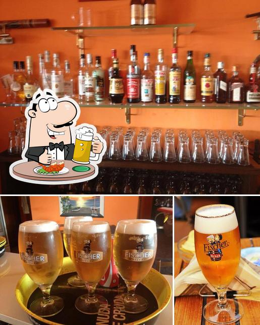 Puoi ordinare un rinfrescante bicchiere di birra chiara o scura