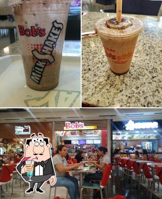 A imagem da bebida e interior no Bob's Shakes - Shopping Buriti