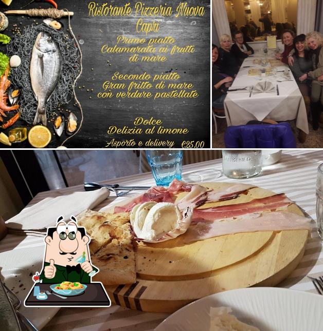 Это фотография, где изображены еда и столики в Nuova Pizzeria e Ristorante Capri