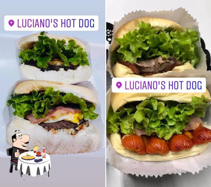 Experimente um hambúrguer no Luciano's hotdog