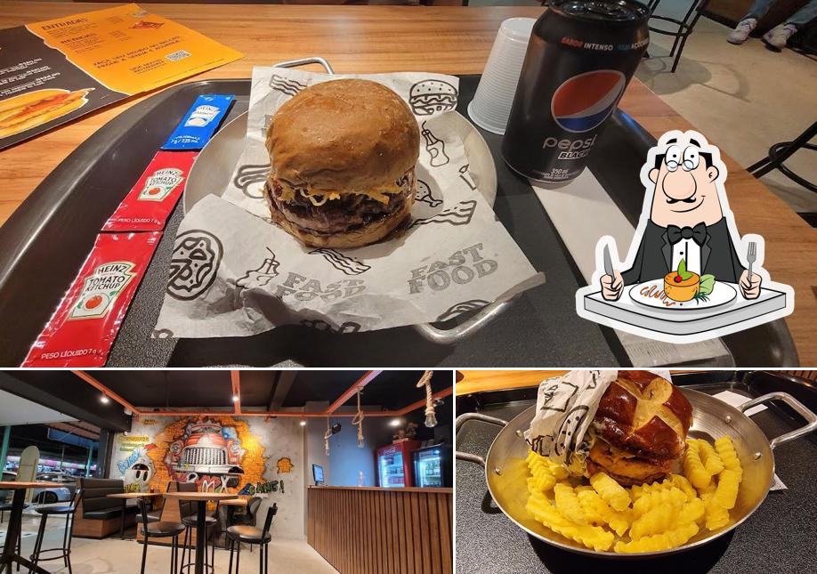 Confira a foto mostrando comida e interior no Caronas Burger