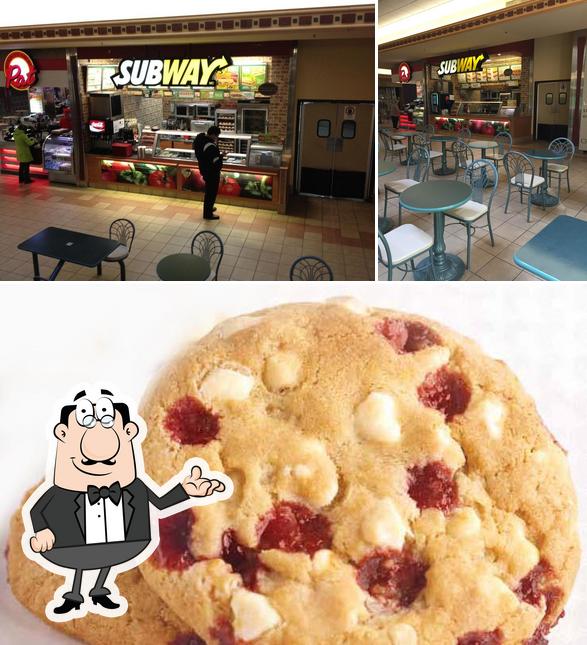 Vérifiez la photo représentant la intérieur et dessert concernant Subway