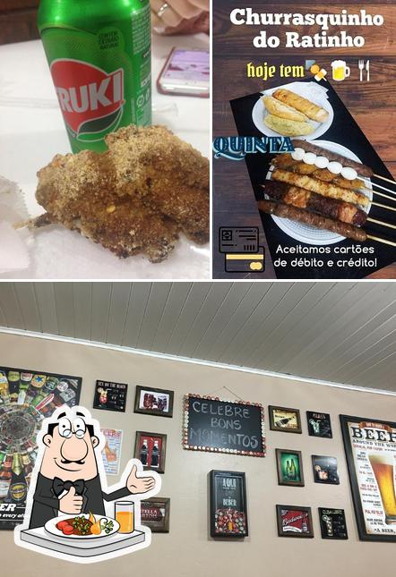 Confira a imagem mostrando comida e interior no Little Mouse burguer