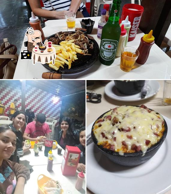 Entre diversos coisas, comida e mesa de jantar podem ser encontrados no Cia do sanduiche