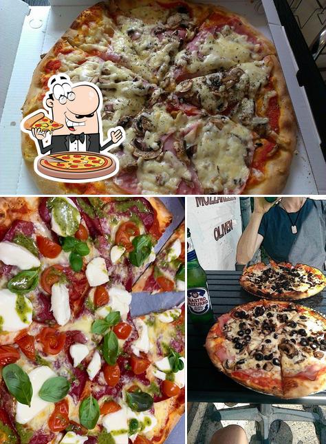 Pick pizza at Vera Italiana Uno