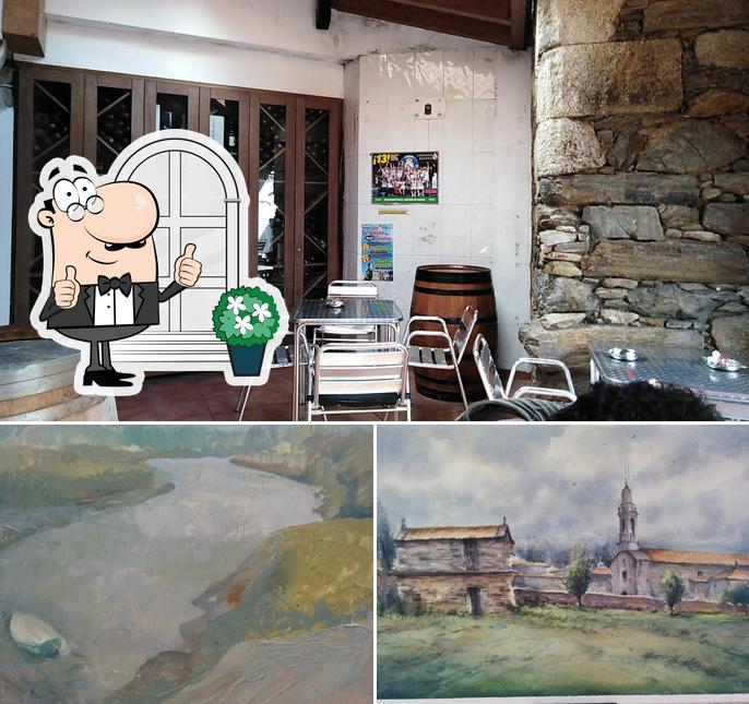 Observa las imágenes que muestran exterior y interior en Casa Eiroa
