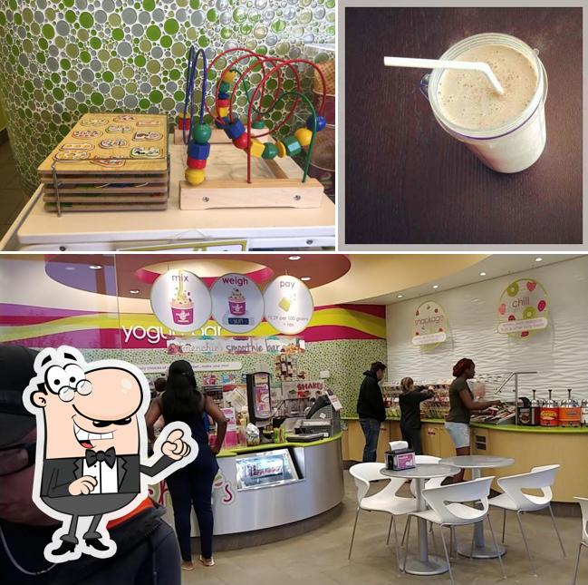 Vérifiez la photo affichant la intérieur et boisson concernant Menchie's Frozen Yogurt