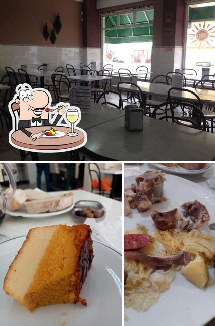 Entre diferentes coisas, comida e interior podem ser encontrados no Restaurante Furo