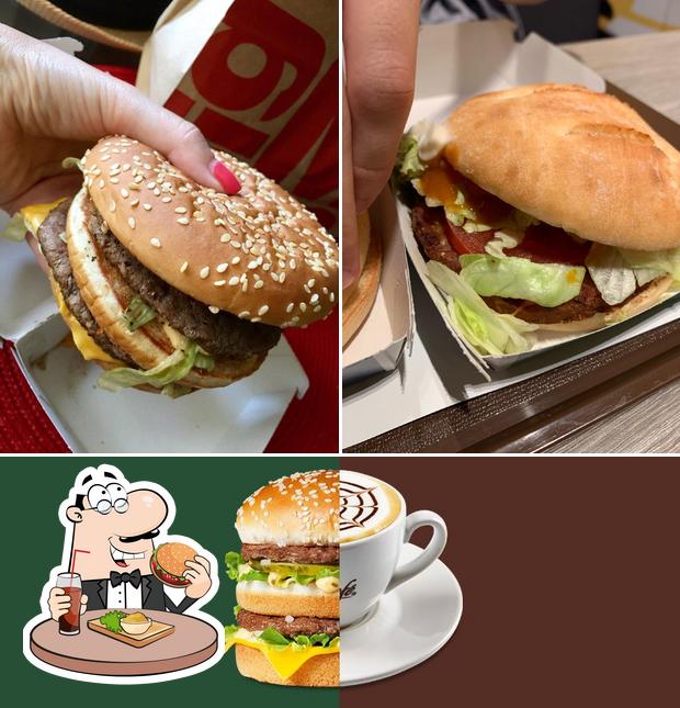 Ordina un hamburger a McDonald’s Restaurant