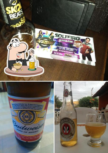 Desfute um copo de cerveja leve ou escura