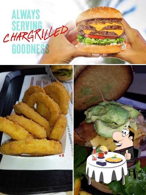 Закажите гамбургеры в "The Habit Burger Grill"