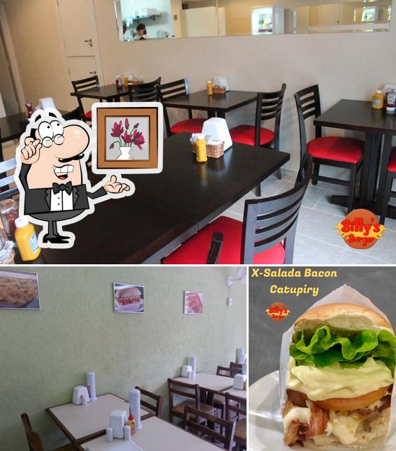 Confira a foto mostrando interior e comida no Billy's Burger