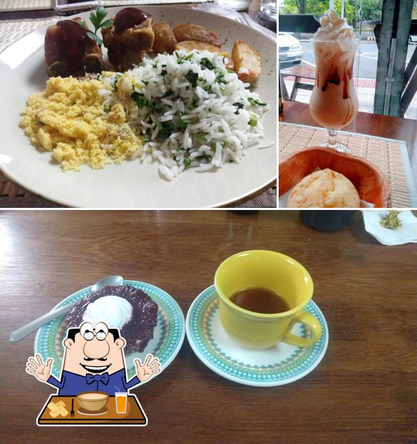 Entre diversos coisas, comida e bebida podem ser encontrados no Villa Moscoso Café e Bistrô