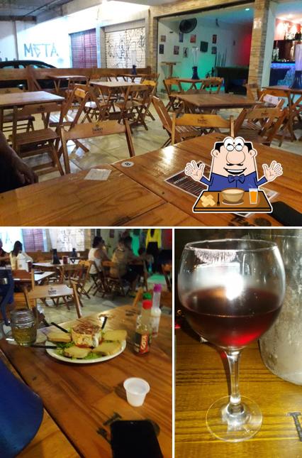 Entre diversos coisas, comida e interior podem ser encontrados no Terraço Pub