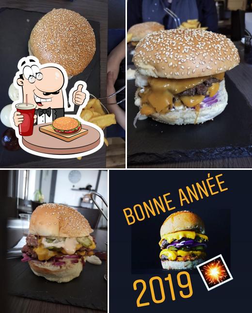 Dégustez l'un des hamburgers disponible à Mon Burger - Bar à Jeux