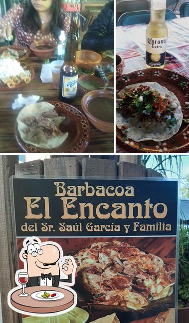 Фото, на котором видны еда и алкоголь в Barbacoa de Carnero El Encanto