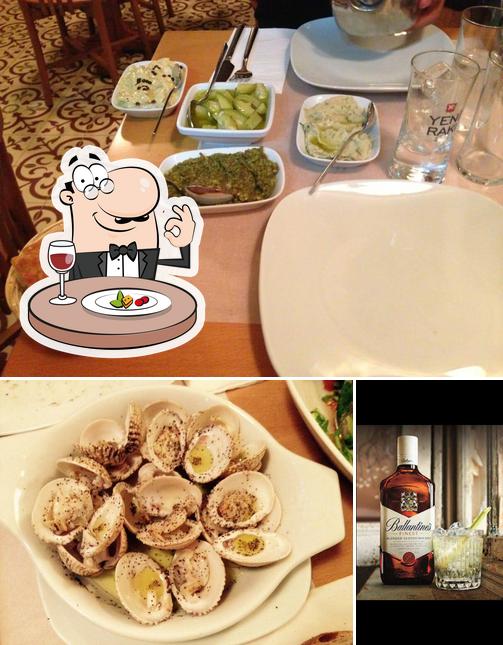 Еда и алкоголь - все это можно увидеть на этом изображении из Sıdıka Meze Restaurant