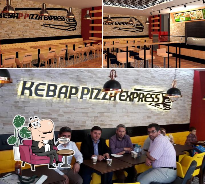 Schaut euch an, wie Kebap Pizza Express drin aussieht