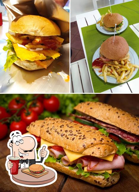 Essayez un hamburger à FastFood Piceri Toto