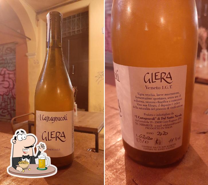 Puoi prenderti un rinfrescante bicchiere di birra chiara o scura