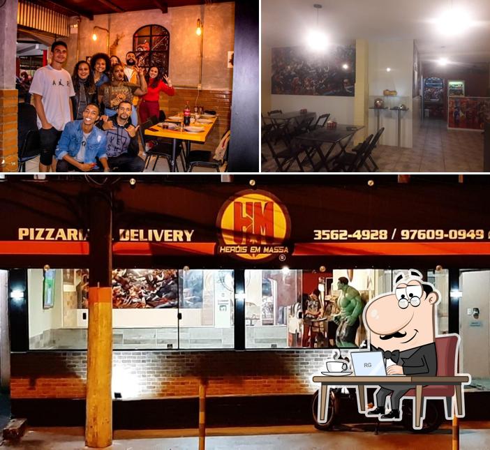 O interior do Pizzaria Heróis em Massa