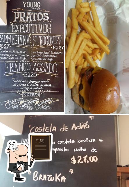 Esta é a imagem apresentando quadro-negro e comida no Young Burger