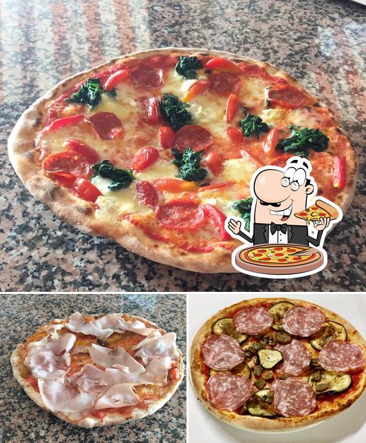 A Pizzeria Gustami' Di Damiano Cavestro, puoi ordinare una bella pizza