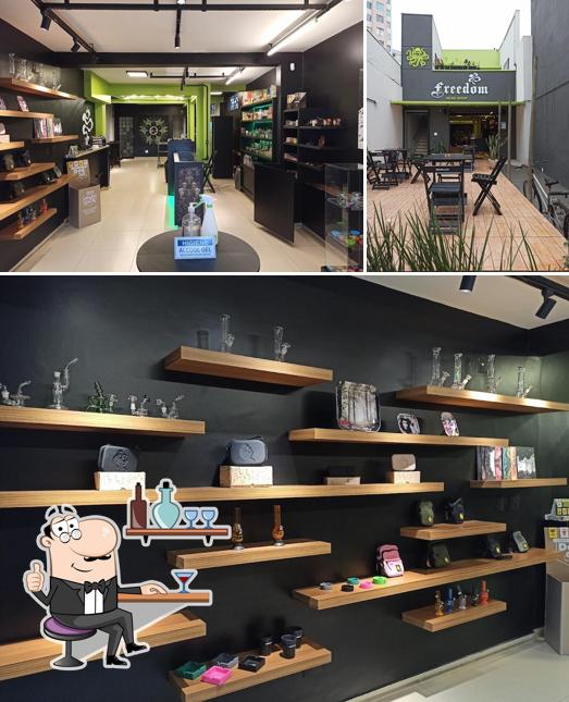 Entre diversos coisas, interior e exterior podem ser encontrados no Freedom Head Shop