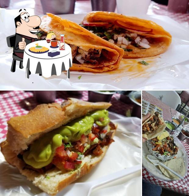 Попробуйте гамбургеры в "Tacos el richard"