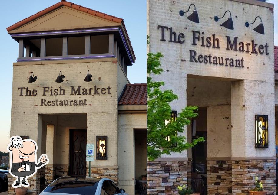 Посмотрите, как "The Fish Market Restaurant" выглядит снаружи