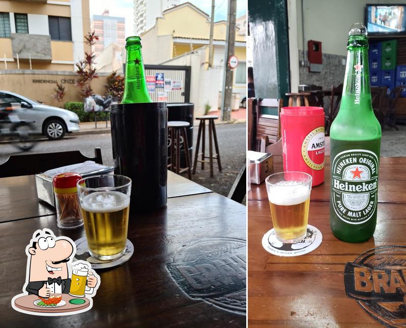 Desfute uma tulipa de cerveja leve ou escura